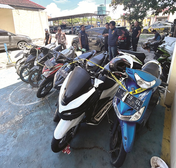 BARANG BUKTI: Anggota Satreskrim Polres Sampang menunjukkan BB motor yang dicuri pelaku di halaman Polres Sampang Jumat.&nbsp;(UBAIDILLAHIR RAIE/JPRM)