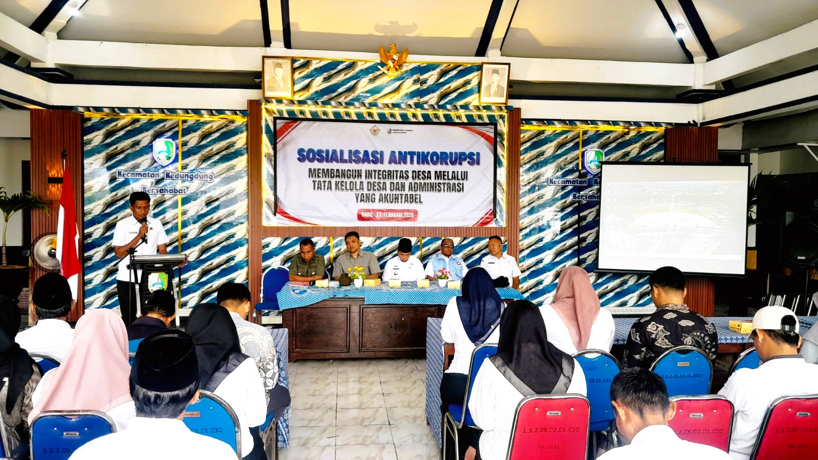 SOSIALISASI: Inspektorat Sampang melakukan kegiatan sosialisasi antikorupsi di Kecamatan Kedungdung, Sampang, Rabu (4/2).