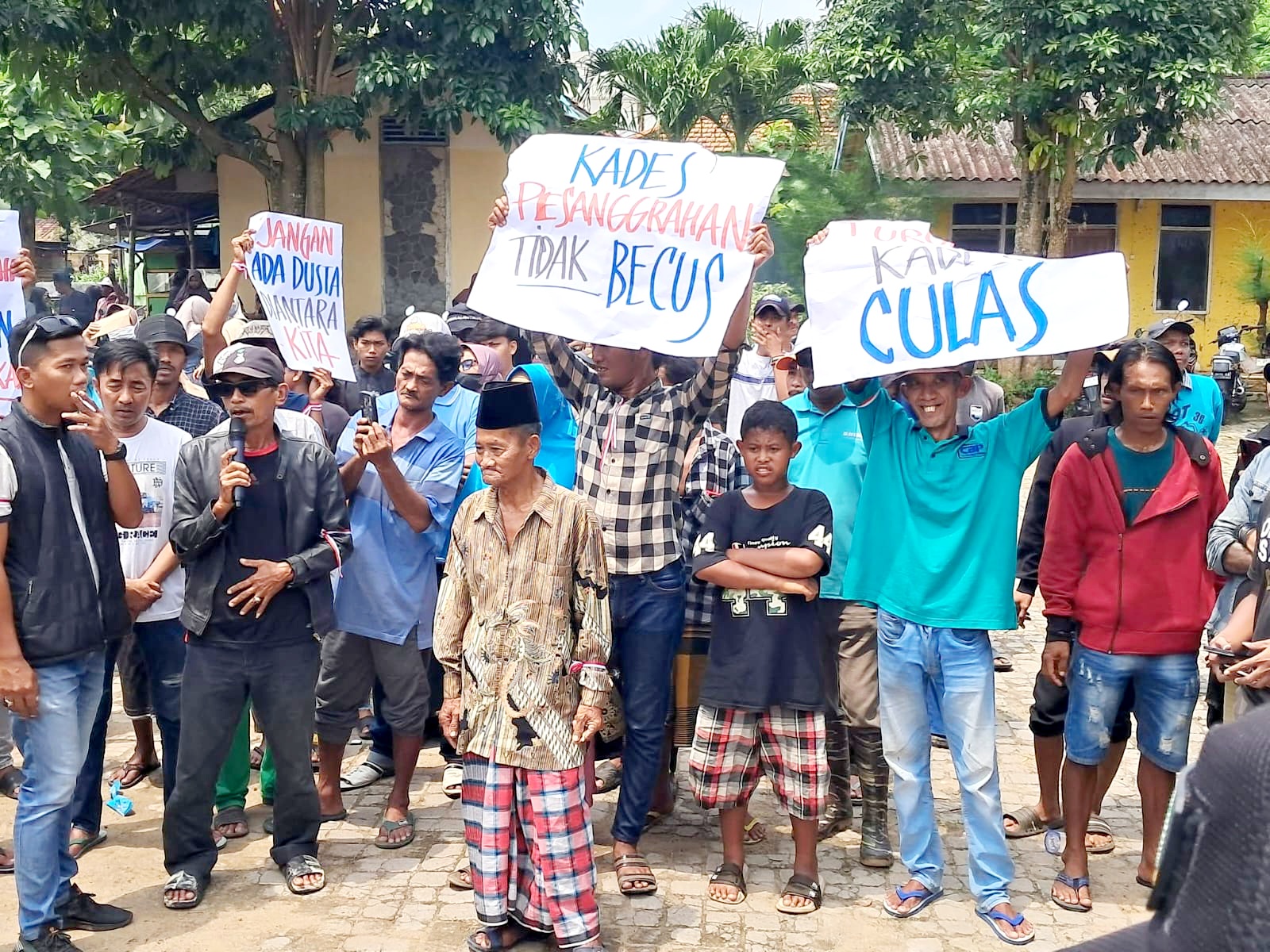 PROTES: Warga Desa Pesanggrahan, Kecamatan Kwanyar, Bangkalan  melakukan aksi unjuk rasa di kantor desa setempat Kamis (12/2). (MUAFI UNTUK JPRM)