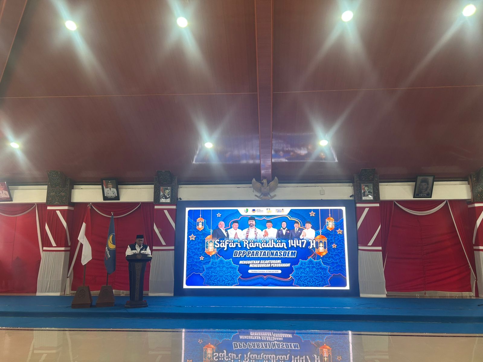 KONSISTEN: Bupati Sampang Slamet Junaidi memberikan sambutan pada kegiatan Safari Ramadan DPP Partai Nasdem di Pendopo Trunojoyo Sampang, Jum&rsquo;at (27/2).