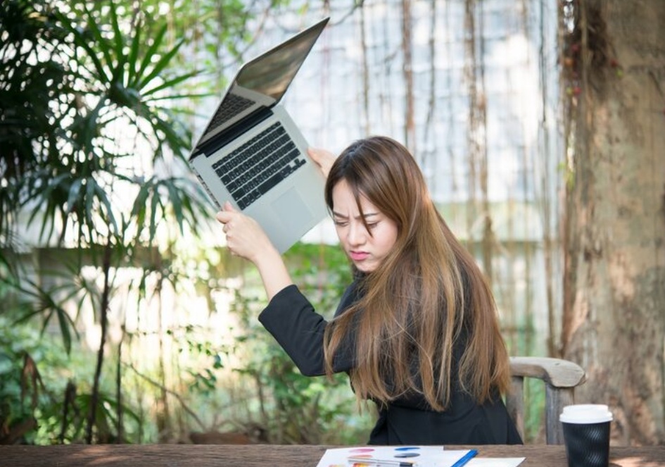 Kesal karena laptopnya rusak