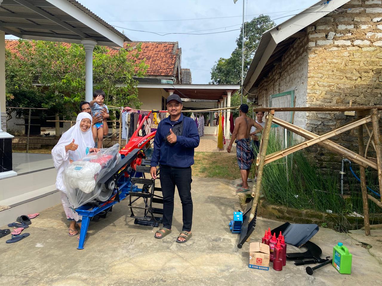 Ibu Ismiyana, warga Dusun Tobato, Desa Manding Daya terima bantuan handtraktor dari Ketua Banggar DPR RI Said Abdullah.