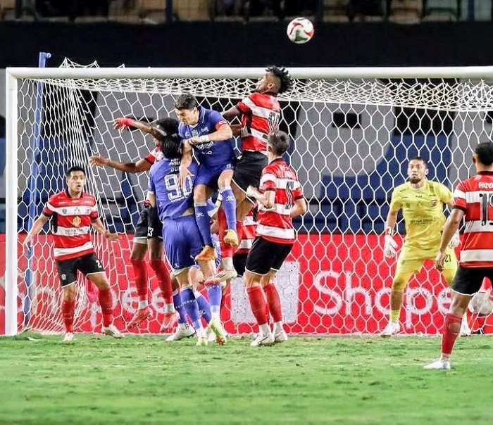 TERBANG: Pemain MU Mendonca mencoba menyundul bola saat melawan Persib Bandung di Stadion GBLA, Kamis (26/2) malam. (INSTAGRAM MU)