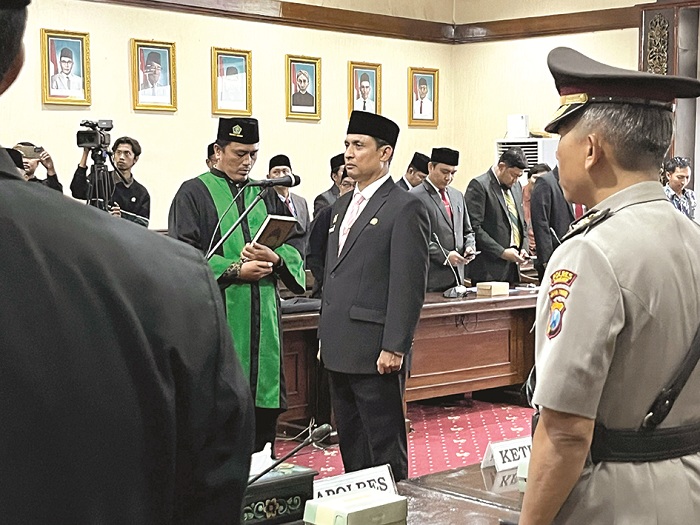 SAKRAL: Sekkab Sumenep Agus Dwi Saputra dilantik di Ruang Rapat Arya Wiraraja kantor pemkab, Kamis (26/2). (MOH. LATIF/JPRM)