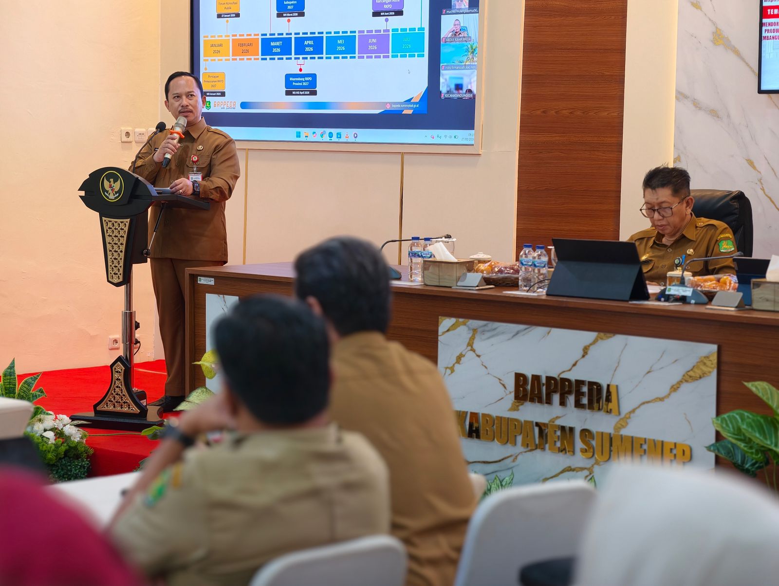 TEGAS: Kepala Bappeda Sumenep Arif Firmanto saat memberikan paparan dalam kegiatan forum konsultasi publik di aula kantornya pada Januari lalu.