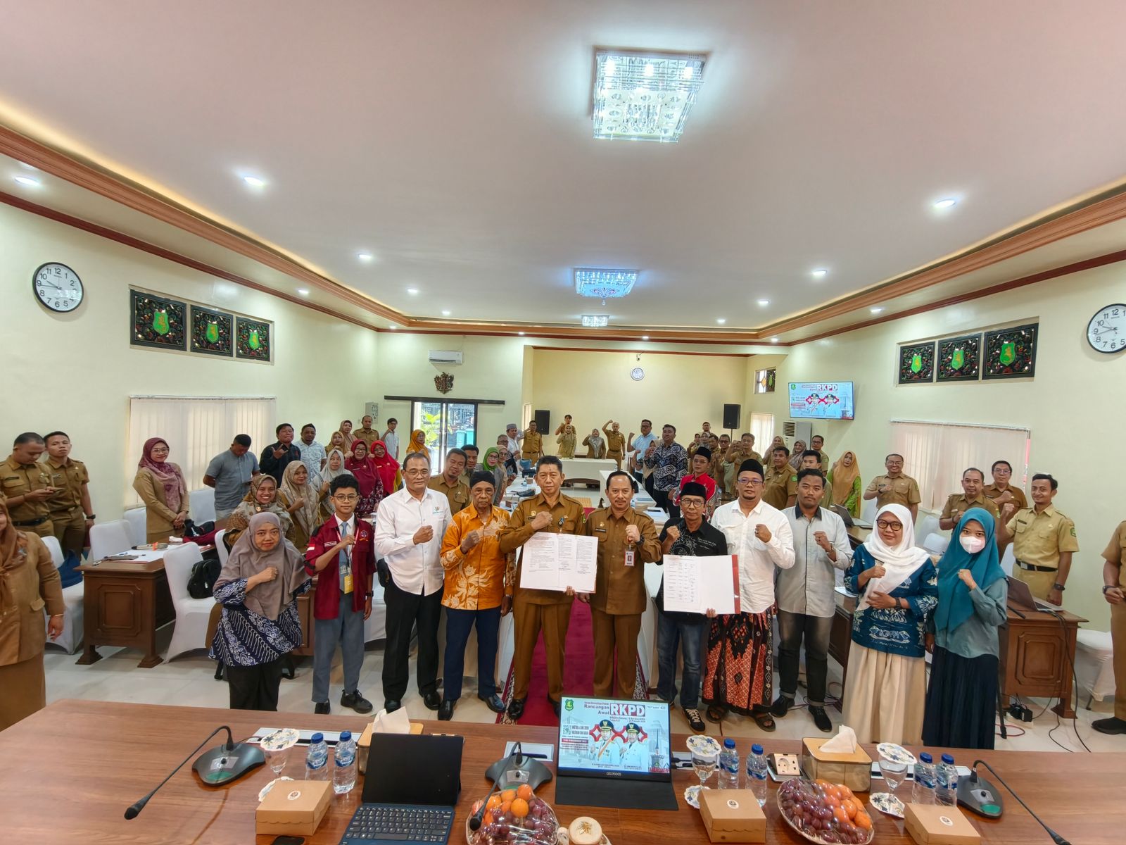 BERSINERGI: Kepala Bappeda Sumenep Arif Firmanto (tengah) berfoto bersama Plt Sekkab Sumenep Achmad Syahwan Effendy dan jajarannya usai kegiatan forum konsultasi publik di aula kantornya pada Januari 
