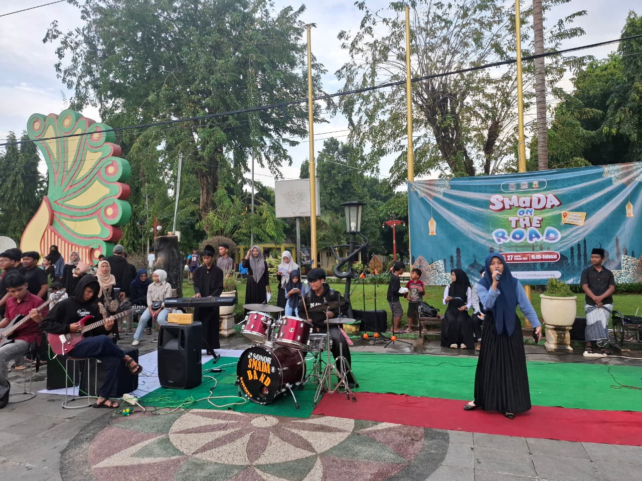 KREATIF: Penampilan ekstrakurikuler siswa SMAN 2 Sumenep dalam kegiatan Smada on The Road di area Taman Bunga Sumenep, Jumat (27/2).