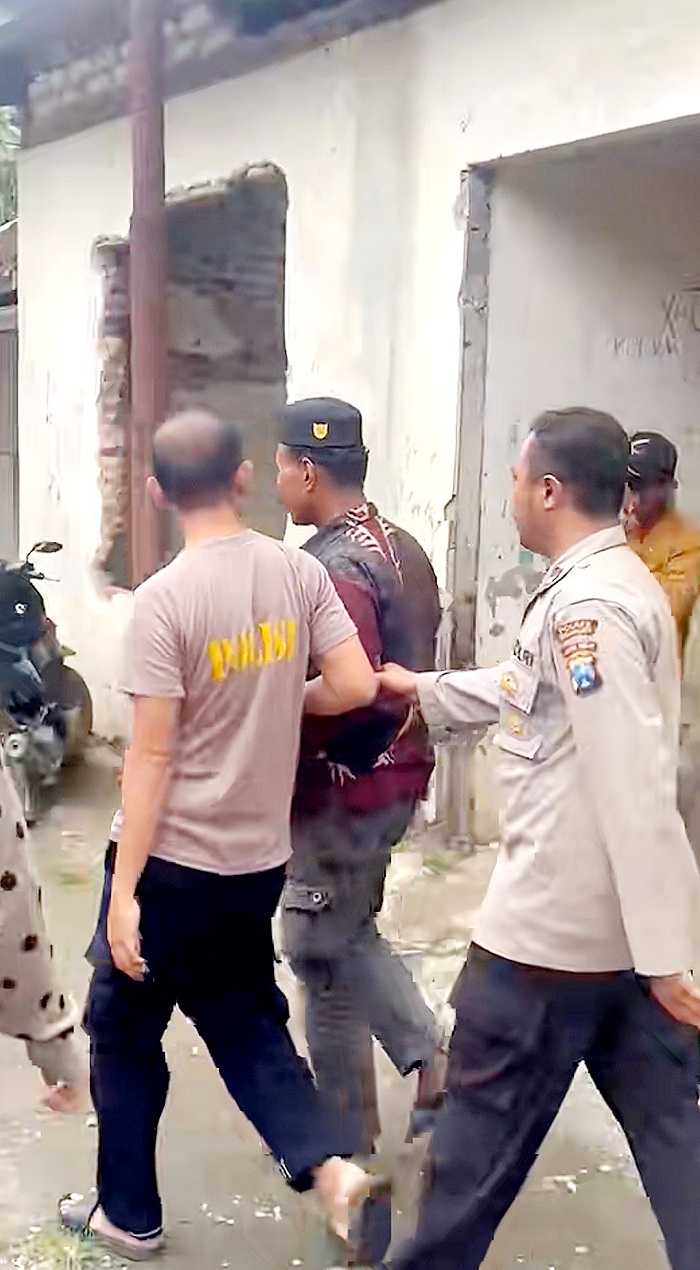 DIAMANKAN: SR diamankan anggota Polsek Robatal di Desa Jelgung, Kecamatan Robatal, Pamekasan, usai mencuri LPG 3 kg, Kamis (26/2). (TANGKAPAN LAYAR)