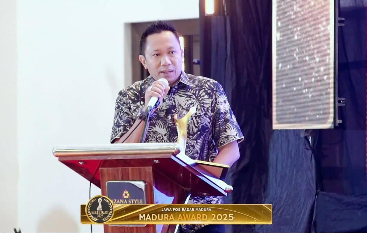 BERI KETERANGAN: Owner Rokok Cahaya Pro, Fathorrosi saat kegiatan Madura Awards di Pamekasan.