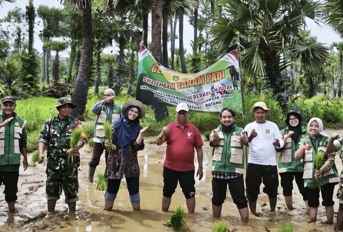 HIJAU: Kepala DKPP Sumenep Chainur Rasyid (berkaus merah) saat melakukan gerakan tanam padi di Desa Nyabakan Barat, Kacamatan Batang-Batang, Sumenep.