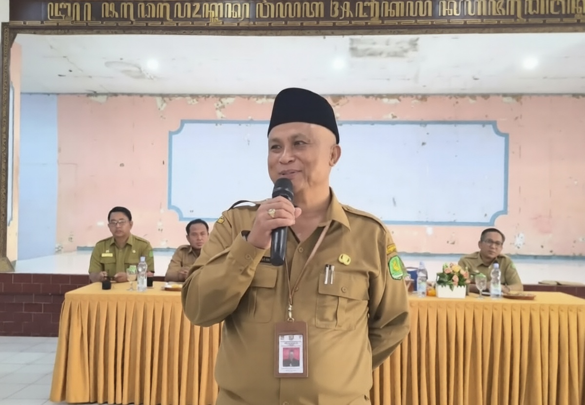 RAMAH: Kepala Dispendik Sumenep Mohamad Iksan menyampaikan sambutan dalam acara penyerahan petikan keputusan bupati tentang perpanjangan PPPK di Gedung Ki Hajar Dewantara, Sumenep.