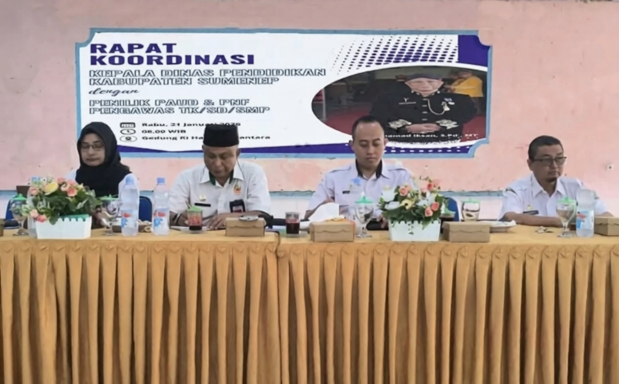 FOKUS: Kepala Dispendik Sumenep Mohamad Iksan (dua dari kiri) dalam rapat koordinasi di Gedung Ki Hajar Dewantara, Sumenep.