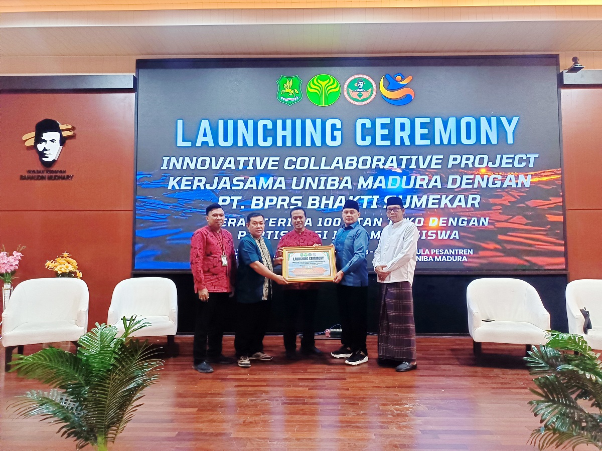INOVATIF: Rektor Uniba Madura Prof. Rachmad Hidayat (dua dari kiri) saat me-launching program Innovative Collaborative Project di aula pesantren kampus setempat, Jumat (27/2).