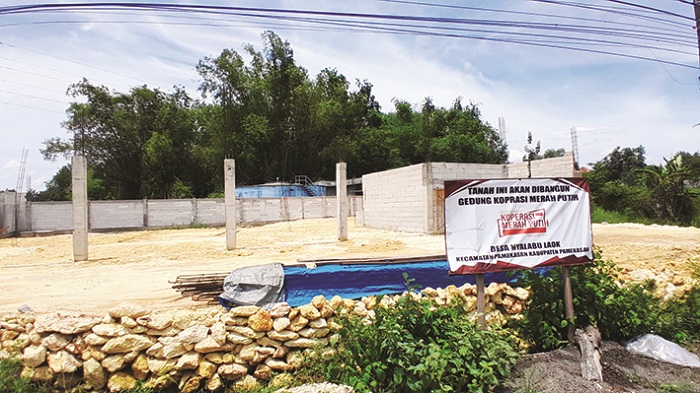 TIDAK ADA PEKERJAAN: Proyek pembangunan KDKMP di Desa Nyalabu Laok, Pamekasan, masih dalam proses pembangunan Minggu (1/4). (M. KHOLIL RAMLI/JPRM)