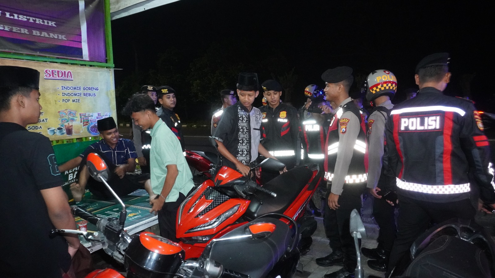 DIPERIKSA: Aparat kepolisian mengecek surat dan kelengapan kendaraan saat melakukn patrol Jalan Kinibalu, Bangkalan, Sabtu (21/2