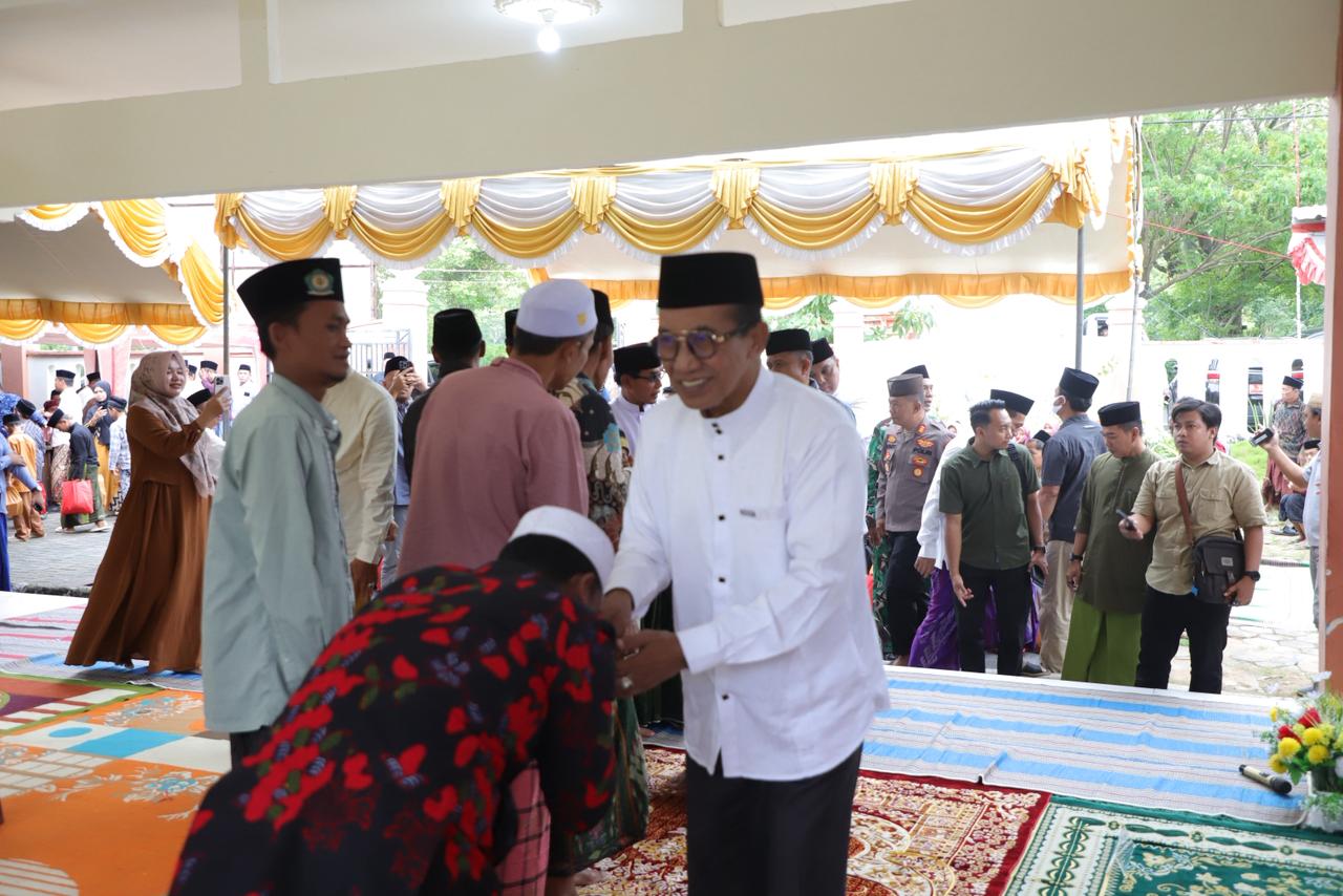 BAHAGIA: Bupati Pamekasan KH. Kholilurrahman saat menghadiri Safari Ramadan di Kecamatan Pasean, Selasa (24/2)