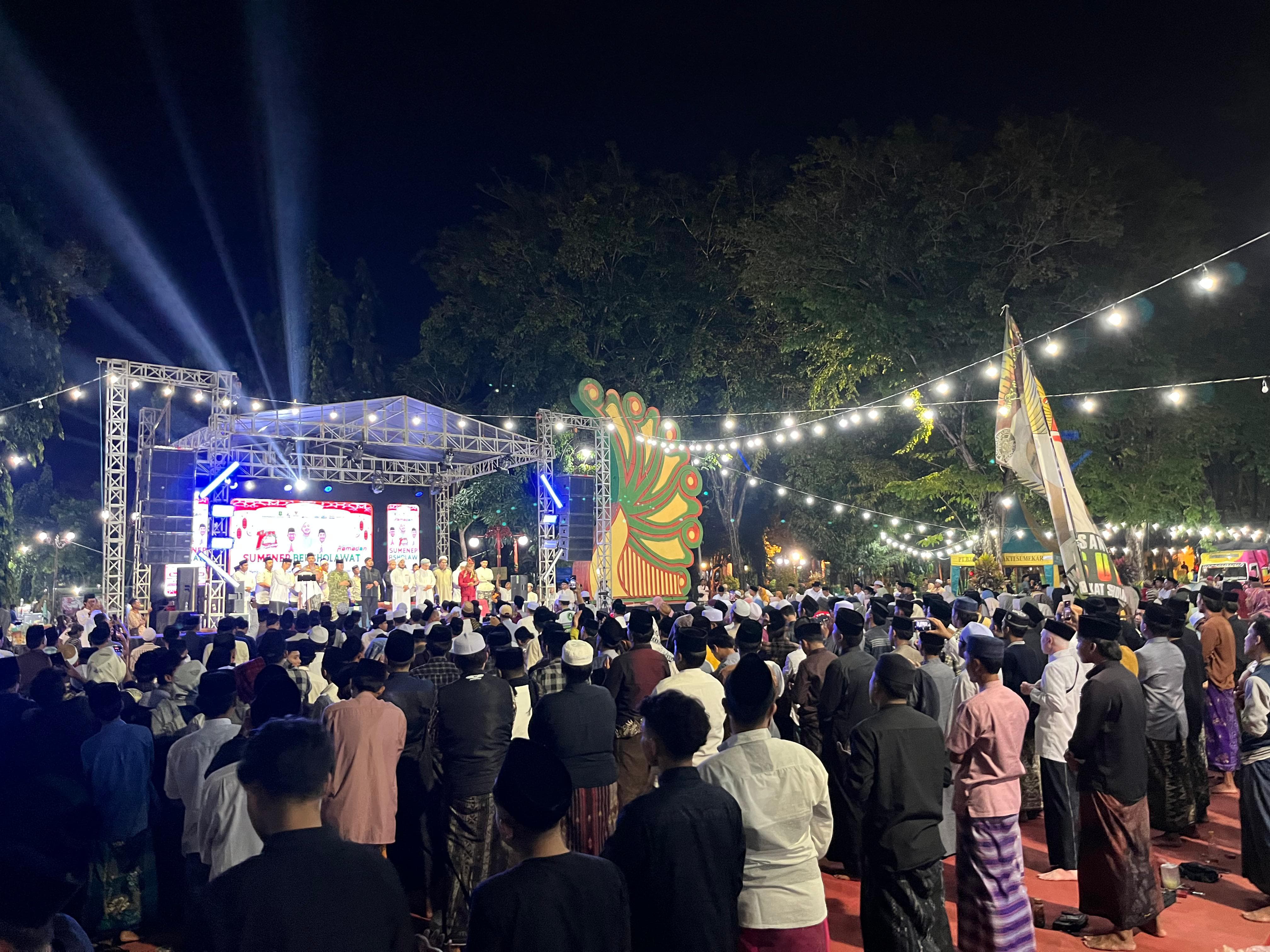MERIAH: Ribuan warga mengikuti kegiatan Sumenep Bersholawat satu tahun kepemimpinan Bupati Achmad Fauzi Wongsojudo dan Wabup KH. Imam Hasyim di sisi timur Taman Bunga Pottre Koneng, Sabtu (28/2) malam