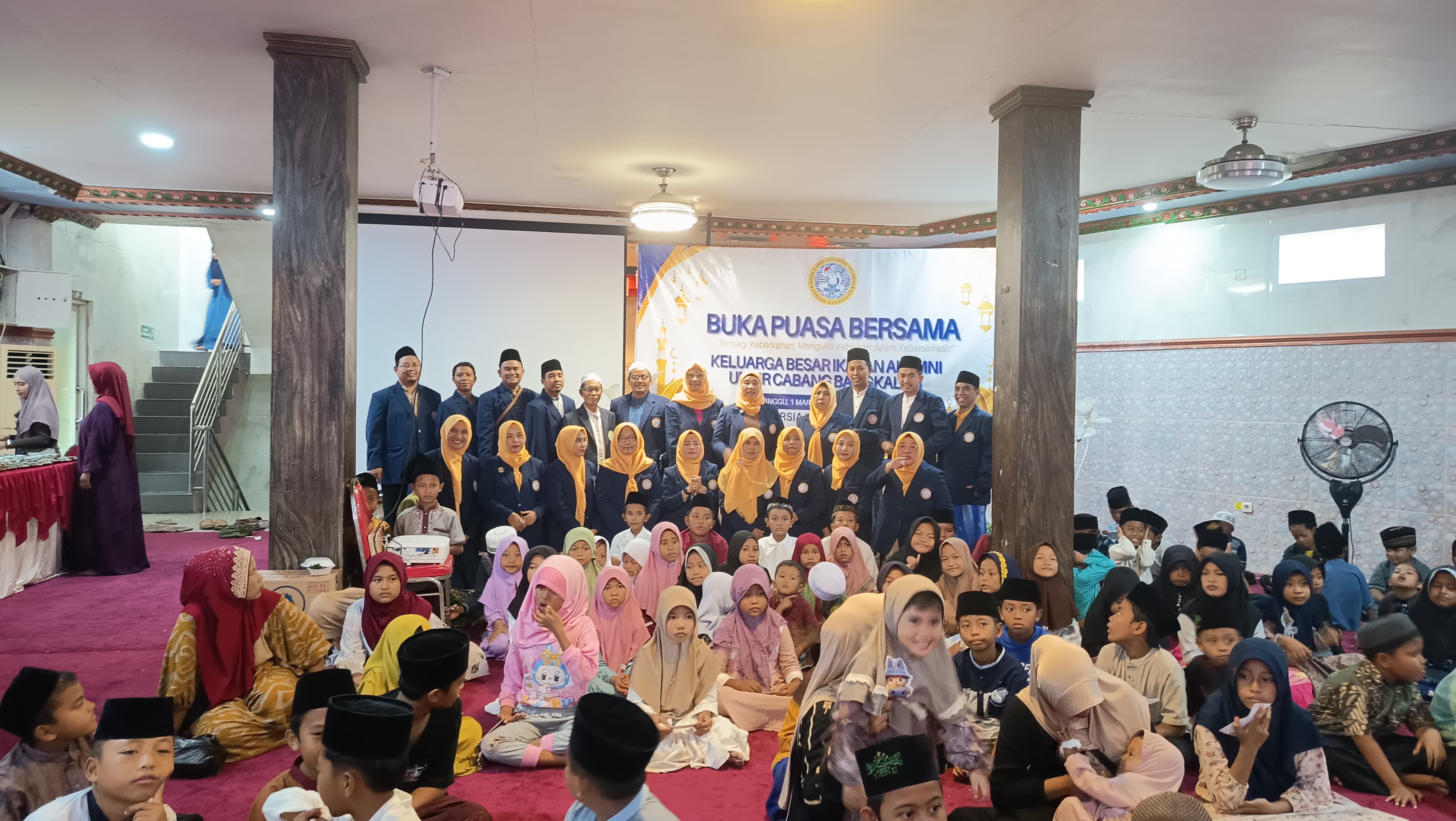 BERBAGI: IKA Unair Cabang Bangkalan menggelar buka puasa bersama di RSIA Hikmah Sawi, Jalan K.H. Moh. Toha Kemayoran, Bangkalan, Minggu (1/3).