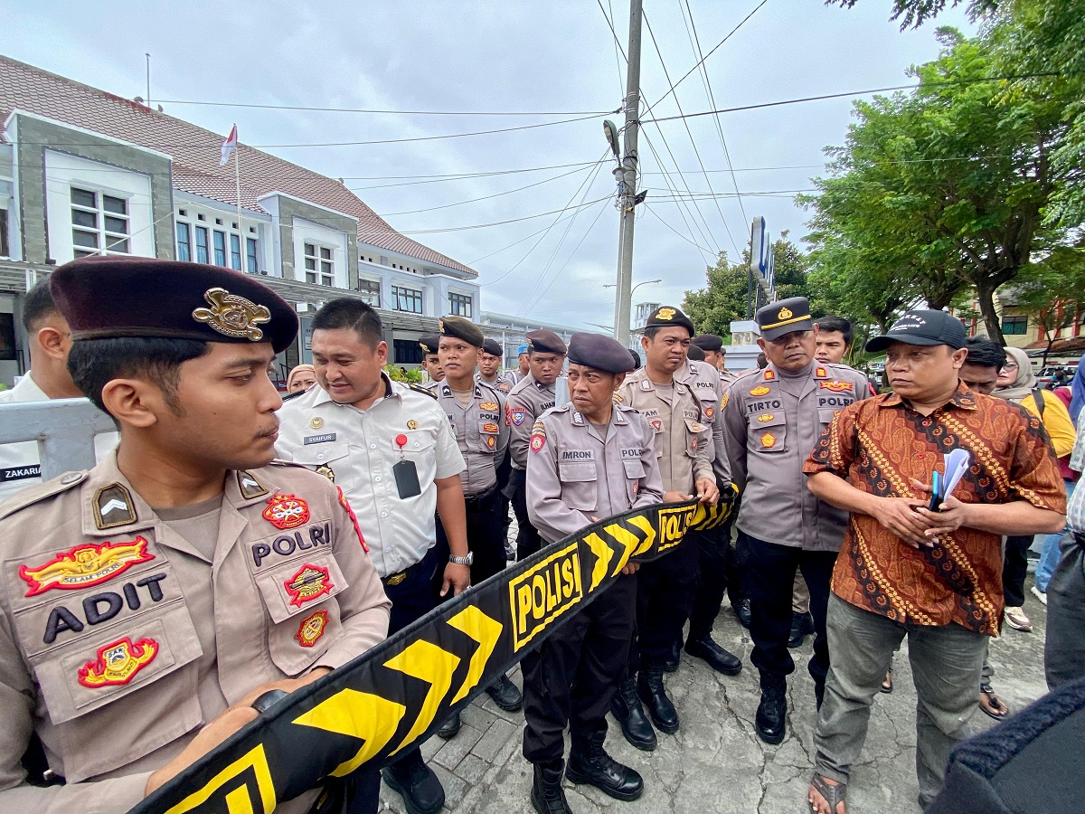 SAMPAIKAN KELUH KESAH: Mantan Napi Nasiruddin (baju batik) melakukan aksi demo ke Lapas Narkotika Kelas IIA Pamekasan, Kamis (26/2).