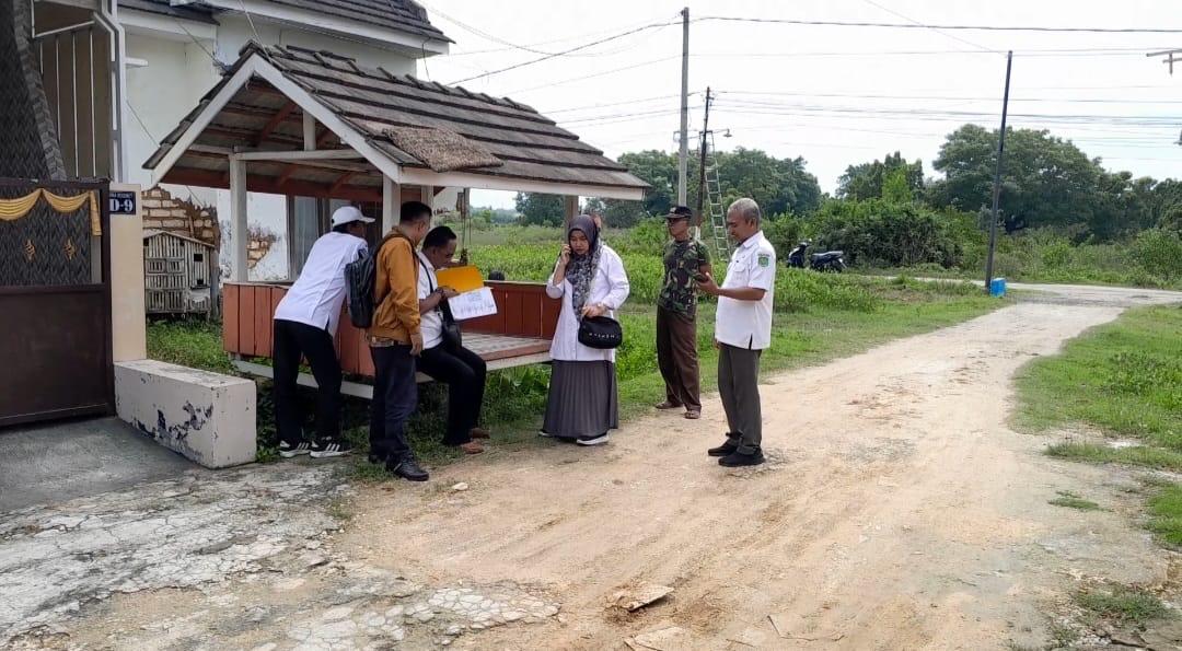 JADI PERHATIAN: Tim monitoring Disperkimhub Sumenep bersama warga mengecek fasum perumahan Bima Regency Desa Marengan Daya, Kecamatan Kota Sumenep, Rabu (25/2).