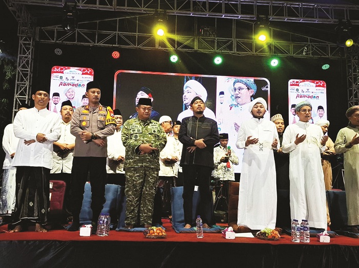 KHUSYUK: Bupati Achmad Fauzi Wongsojudo dalam acara Sumenep Bersholawat di sisi timur Taman Pottre Koneng Sumenep, Sabtu (28/2). (MOH. LATIF/JPRM)