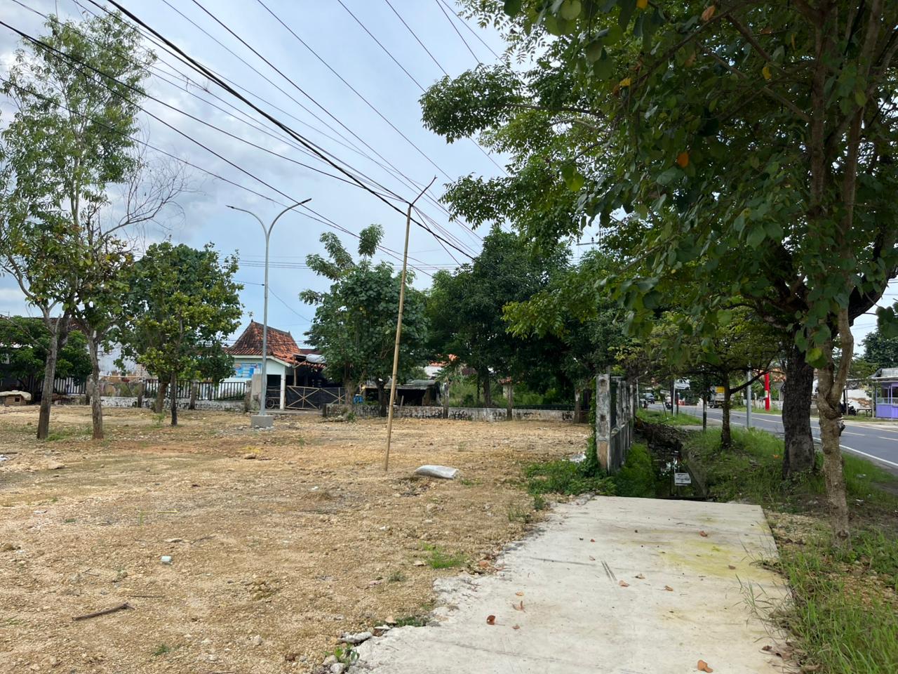 KOSONG: Pengendara melintas di sekitar lokasi sentra PKL Pasar Kayu, Desa Pabian, Kecamatan Kota, Minggu (1/3).
