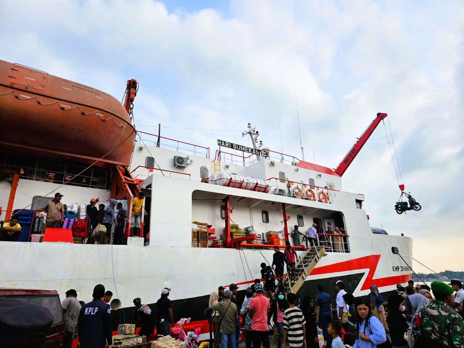 MELAYANI: Sejumlah masyarakat bergantian naik ke KMP DBS III di Pelabuhan Kalianget, Kamis (12/2).  