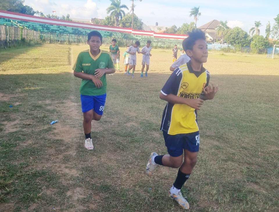 TALENTA LOKAL: Pemain sepak bola menjalani latihan di Stadion A. Yani, Sumenep, Minggu (4/1).