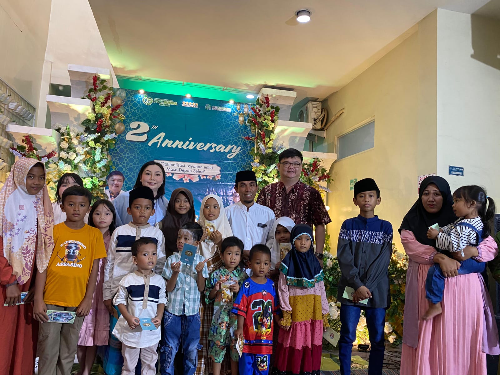 BERBAGI KEBAIKAN: Owner RSIA Puri Bunda Madura dr. Franky Ardhana Kawilarang (pakai batik) didampingi Direktur dr. Anita Setiawati berfoto bersama KH. Kholil Yasin, Kamis (26/2).