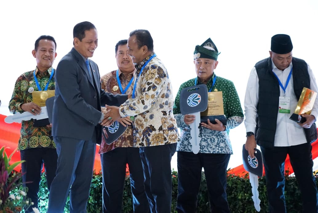 INOVATIF: Wabup Pamekasan  saat menerima penghargaan Sertifikat Menuju Kabupaten Bersih dari KLH RI pada Rakornas Pengelolaan Sampah 2026 di Balai Kartini, Jakarta, Kamis (26/2).