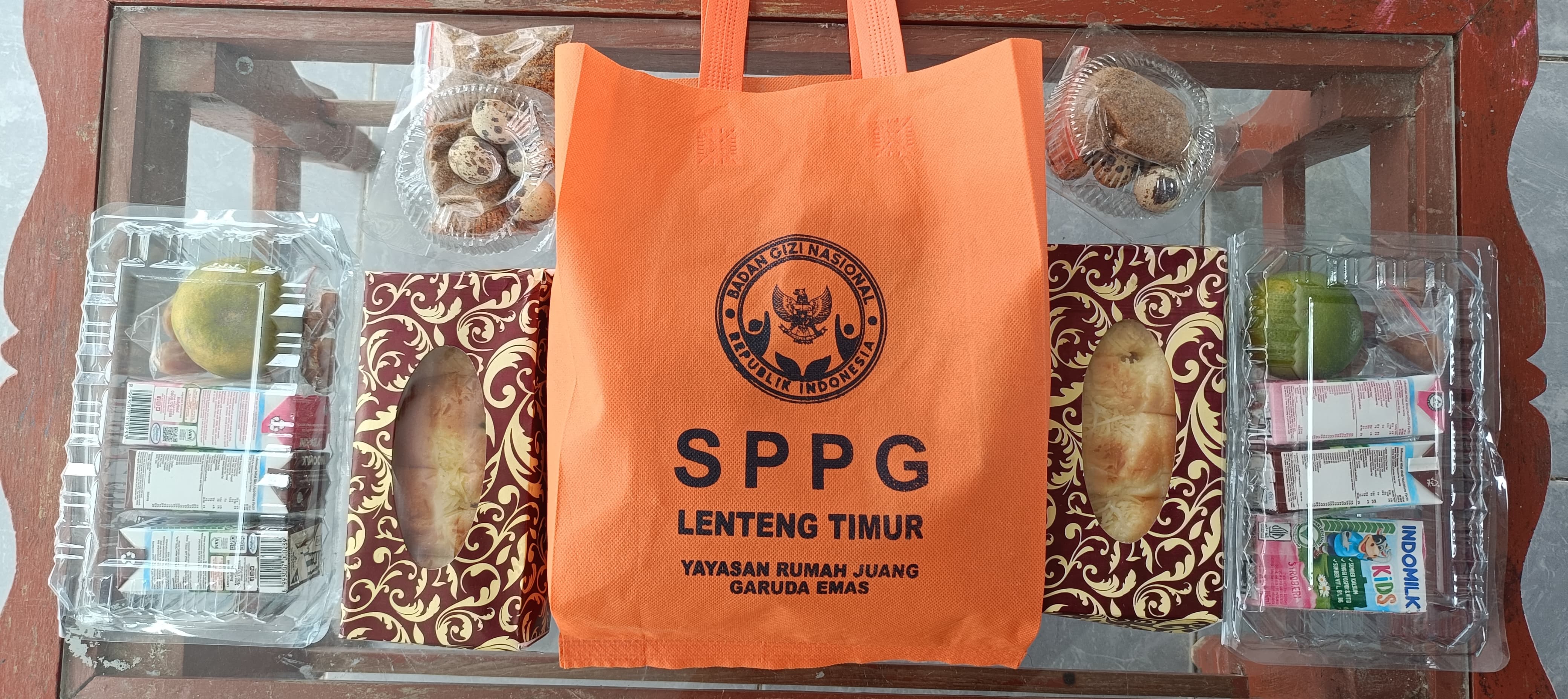 TAK SESUAI JUKNIS: Menu Program MBG yang didistribusikan SPPG Sumenep Lenteng Lenteng Timur kepada siswa pada Senin (23/2).