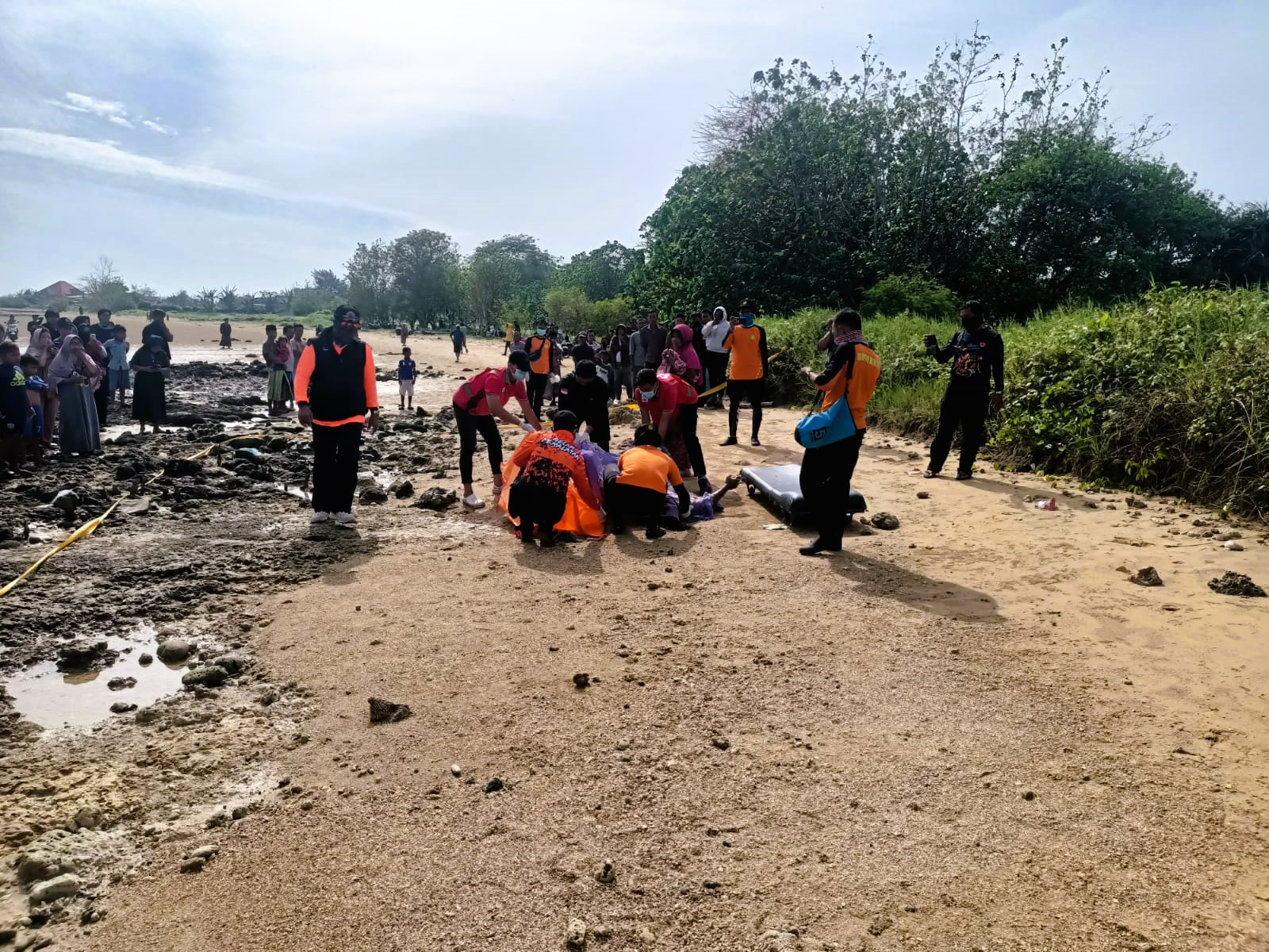 TEWAS: Tim Gabungan saat mengevakuasi mayat Andi Wahyudi yang ditemukan tewas di Dusun Dung Gadung, Desa Jatra Timur, Kecamatan Banyuates, Sampang, Minggu (1/3.