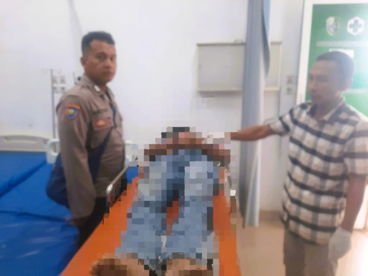 KORBAN LAKA: Warga menyaksikan polisi mengecek jenazah korban di Puskesmas Banyuates Sabtu (28/2).