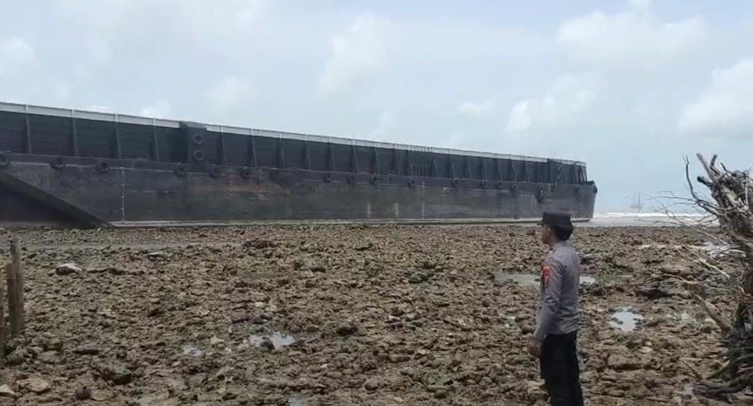 KANDAS: Anggota Polsek Ketapang saat melihat kondisi kapal tongkang di bibir pantai Desa Ketapang Barat, Kecamatan Ketapang, Sabtu (24/1).