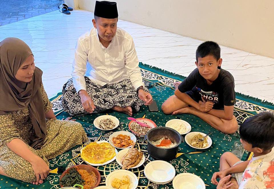 SEDERHANA: Iwan Effendi bersama keluarga tercinta saat menunggu buka puasa di kediamannya yang terletak Desa Pengelen, Kecamatan Kota Sampang, beberapa waktu lalu.
