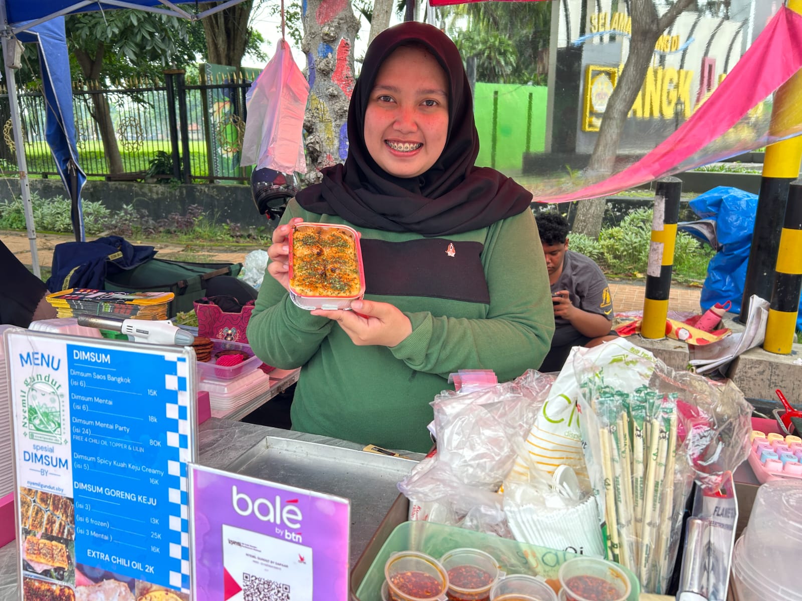 LUMER: Dalila menunjukkan dimsum mentai di Bazar Takjil Ramadan, Selasa (24/2).  