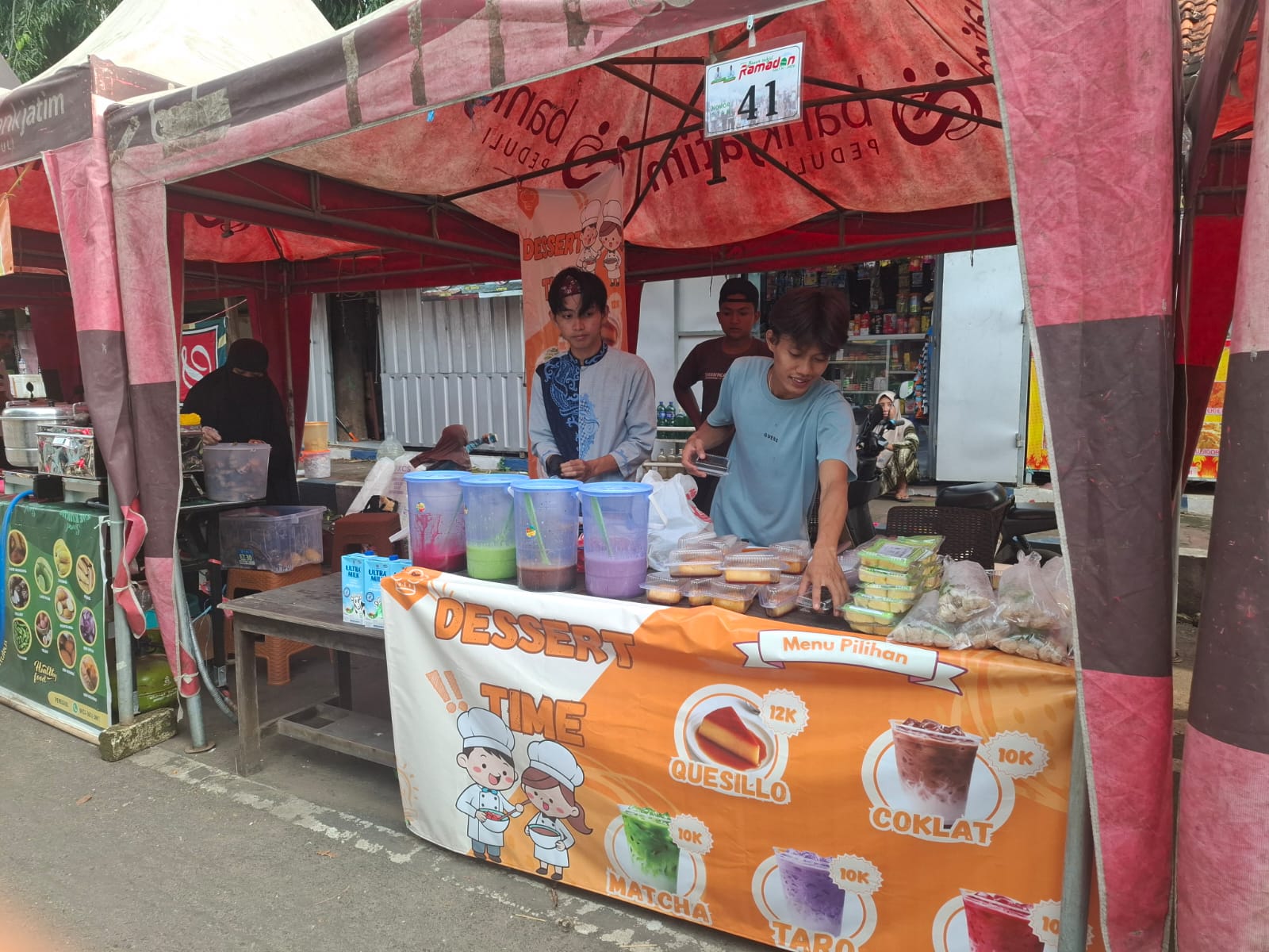 FOKUS: Faris tengah mempersiapkan dagangannya di Festival Bazar Takjil Ramadan di Jalan dr Soetomo, Pajagalan, Kecamatan Kota Sumenep, Minggu (1/3).