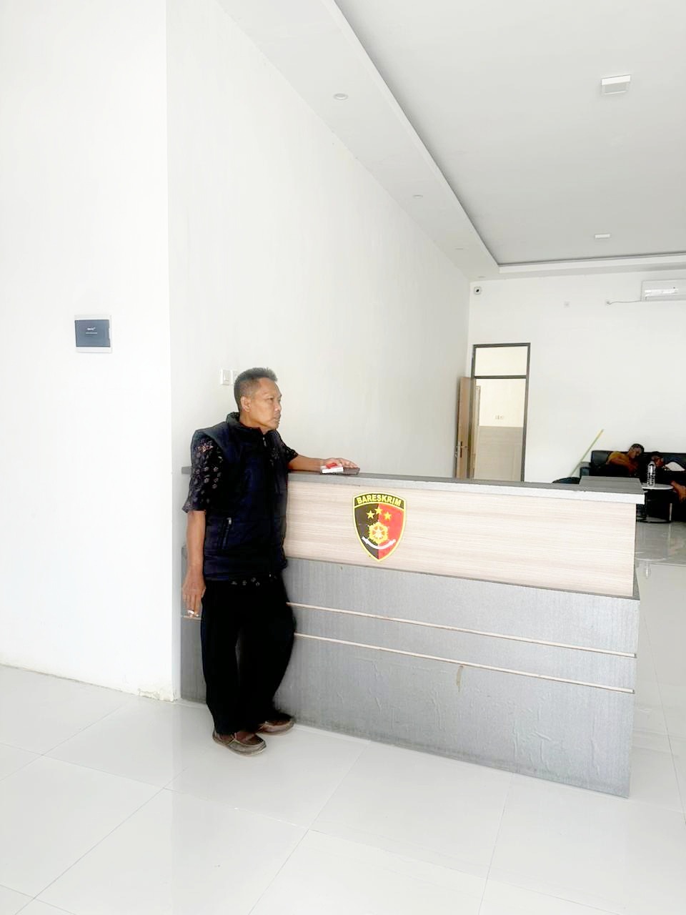 LAPOR BALIK: Penasihat hukum MS, Mohammad Taufik, berada di ruang Satreskrim Polres Pamekasan, Minggu (1/3). (MOHAMMAD TAUFIK UNTUK JPRM)