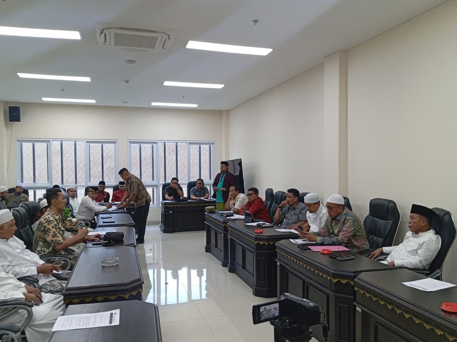 FOKUS: Ketua DPRD Sumenep Zainal Arifin mendengarkan aspirasi dari GUISS Bersatu di kantor dewan, Jumat (27/2).