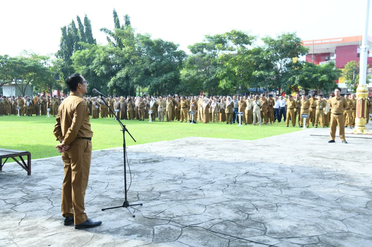 PERDANA: Sekretaris Kabupaten (Sekkab) Sumenep Agus Dwi Saputra memimpin apel gabungan ASN di halaman kantor Pemkab Sumenep, Senin (2/3). 