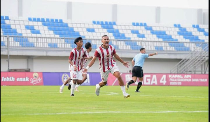 SELEBRASI: Pemain Persepam Anis Fuad merayakan kemenangan usai mengalahkan PSSS Situbondo, Minggu (4/1).