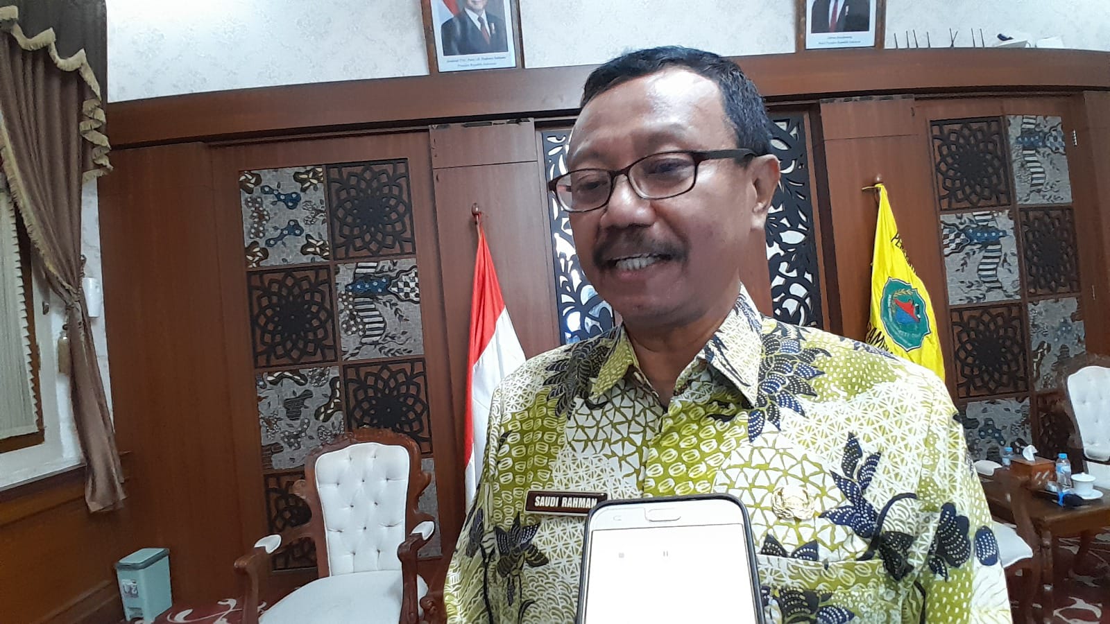 TEGAS: Plt Kepala BKPSDM Pamekasan Saudi Rahman saat wawancara dengan awak media di Peringgitan Dalam Pendopo Ronggosukowati, beberapa waktu lalu.