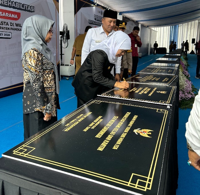 DIRESMIKAN: Gubernur Jatim Khofifah Indar Parawansa meresmikan kegiatan revitalisasi dan rehabilitasi puluhan sekolah di wilayah Madura di SMKN 2 Sampang Selasa (3/3). (UBAIDILLAHIR RAIE/JPRM)