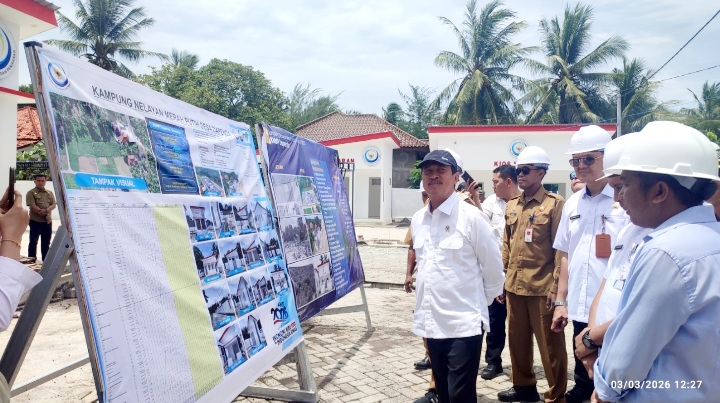 OPTIMISTIS: Menteri KKP Sakti Wahyu Trenggono meninjau KNMP di Desa Dapenda, Kecamatan Batang-Batang, Sumenep, Selasa (3/3). (PROKOPIM UNTUK JPRM)