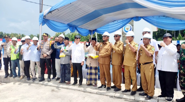 SAMBUT BAIK: Bupati Sumenep Achmad Fauzi Wongsojudo berfoto bersama Menteri KKP Sakti Wahyu Trenggono saat meninjau KNMP di Desa Dapenda, Kecamatan Batang-Batang, Selasa (3/3). (PROKOPIM UNTUK JPRM)