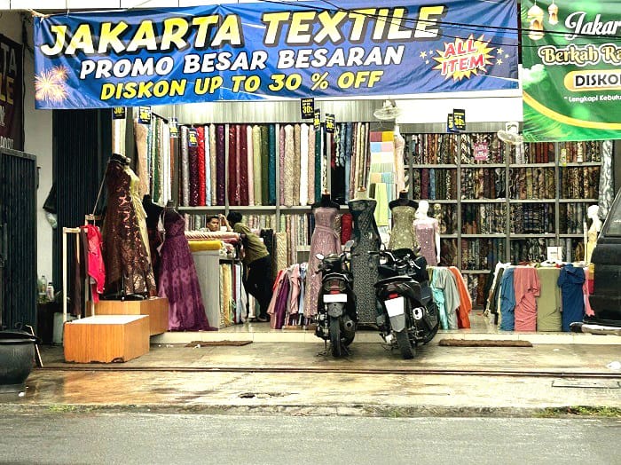 PEKERJA: Seorang karyawan toko berada di tempat kerjanya di Jalan Trunojoyo Bangkalan Selasa (3/3). (VIVIN AGUSTIN&nbsp; HARTONO/JPRM)