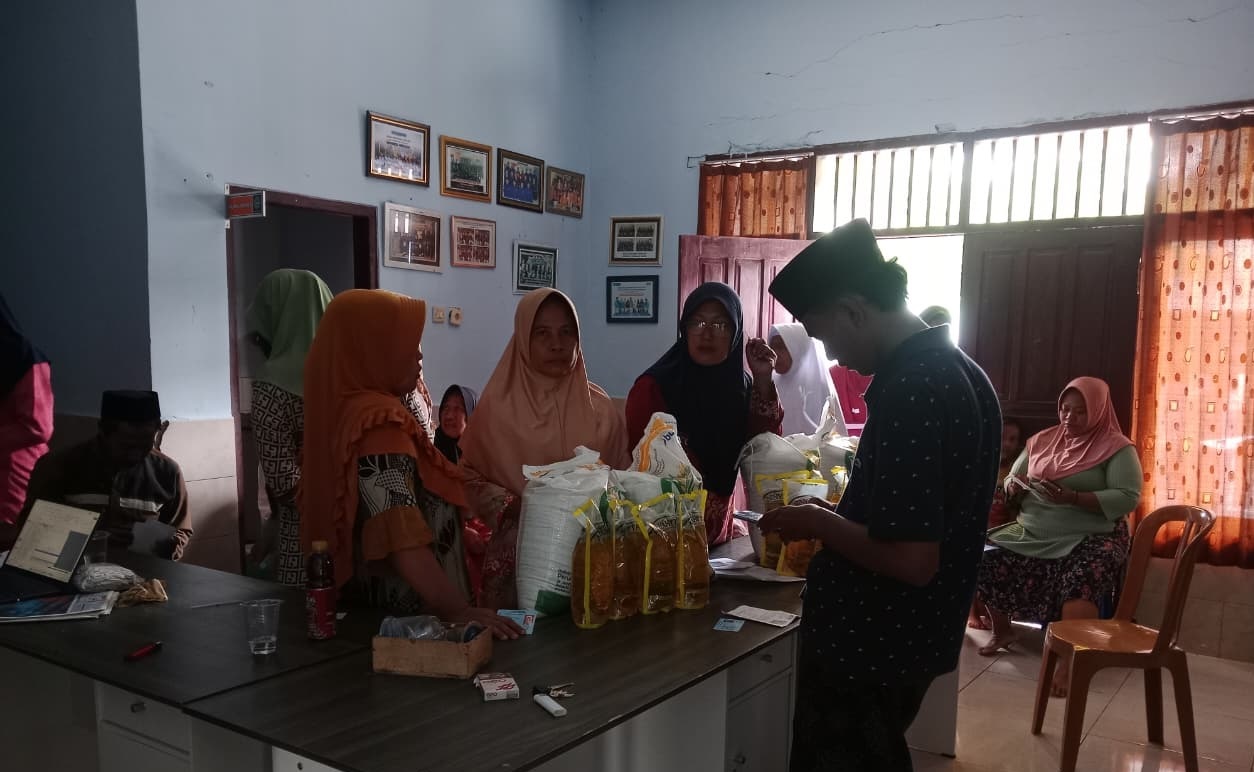 ANTUSIAS: Warga Desa Dempo Timur, Kecamatan Pasean, antre untuk menerima banpang pada Selasa (18/11/2025).