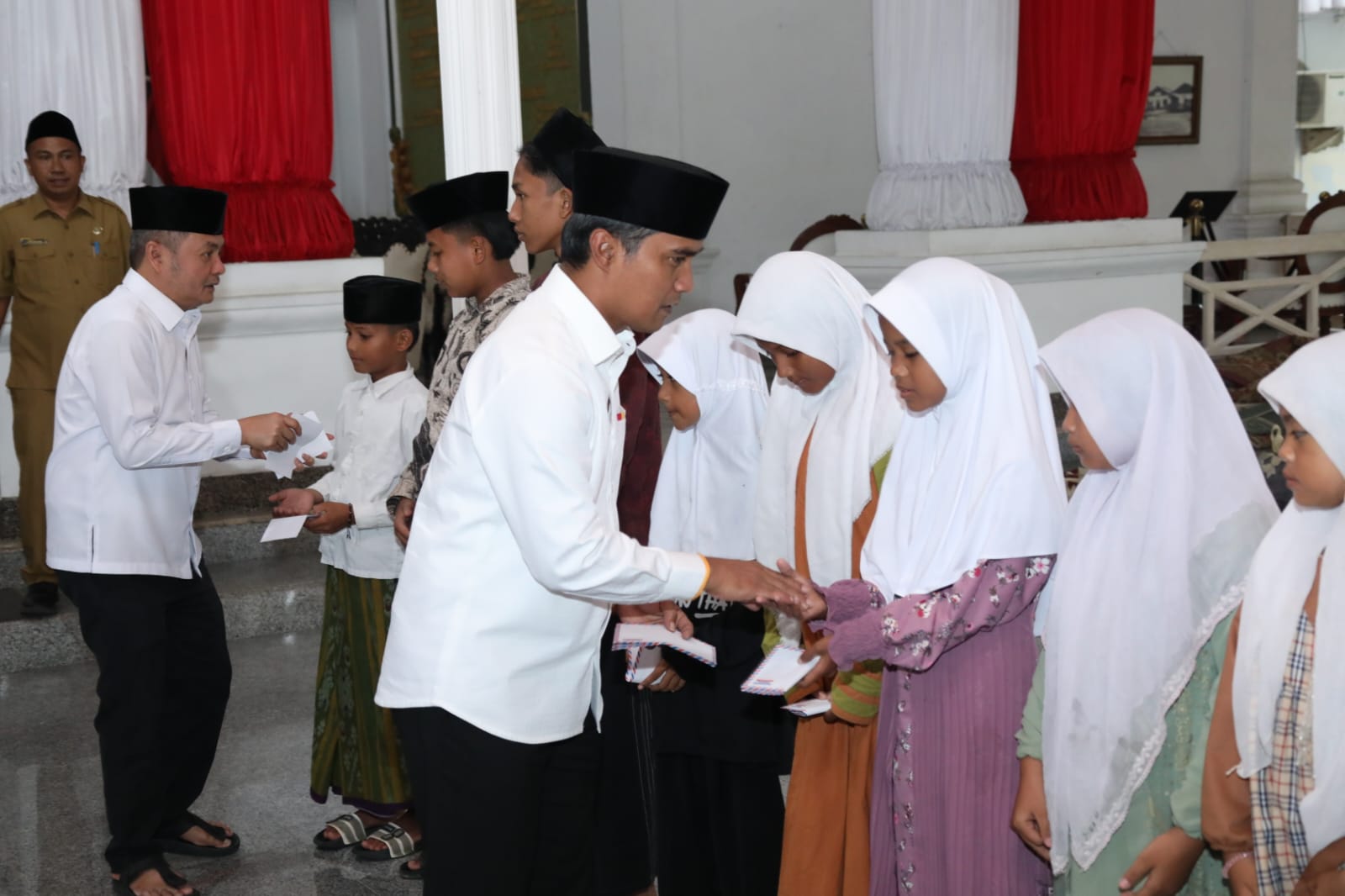 PEDULI: Wabup Bangkalan Moch. Fauzan memberikan santunan kepada anak yatim di Pendopo Agung saat kegiatan Safari Ramadan, Senin (23/2).