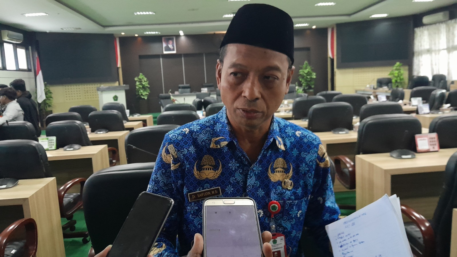 FOKUS: Kepala Dinkes Pamekasan Saifudin saat wawancara dengan awak media usai rapat dengan Komisi IV DPRD Pamekasan, beberapa waktu lalu.