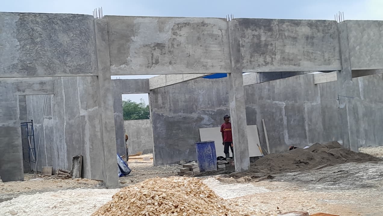 BERBAHAYA: Pekerja tidak memakai alat pelindung diri saat mengerjakan proyek KDKMP di Desa Artodung, Kecamatan Galis, Pamekasan, Selasa (3/3).